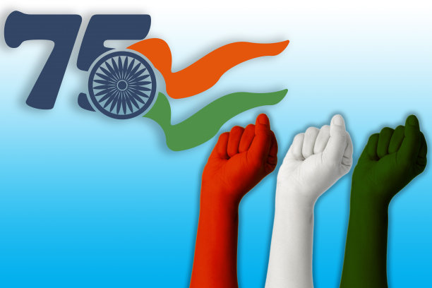 3只手用数字画成三种颜色，藏红花、白色和绿色代表三色旗印度8月独立日。庆祝活动的自由。兄弟会的象征。图片下载