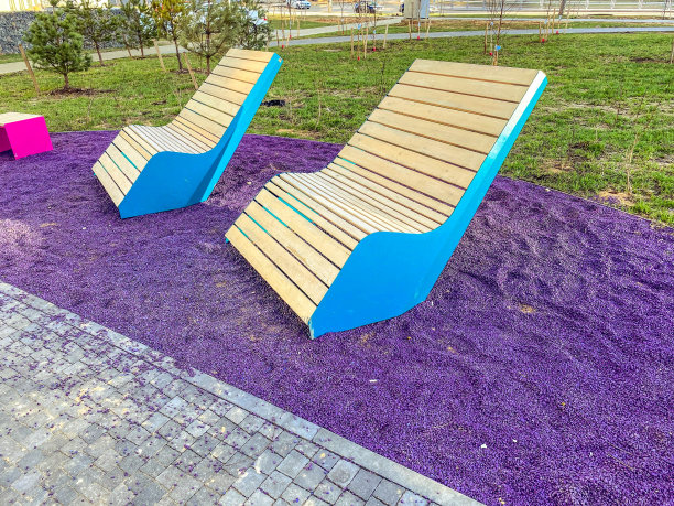 质地,背景。3d立体背景，粉红色的石头覆盖轨道。路上有一条供人们休息的木凳图片下载