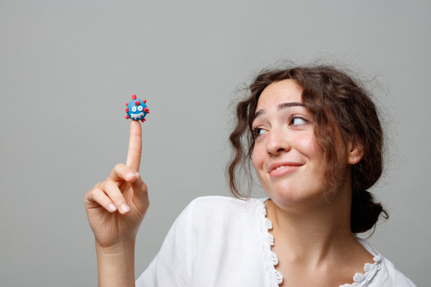 不要害怕这个小病毒怪物。图片下载