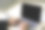 西装革履的商人坐在办公室的办公桌前，黑屏的笔记本电脑键盘上打字。图片下载