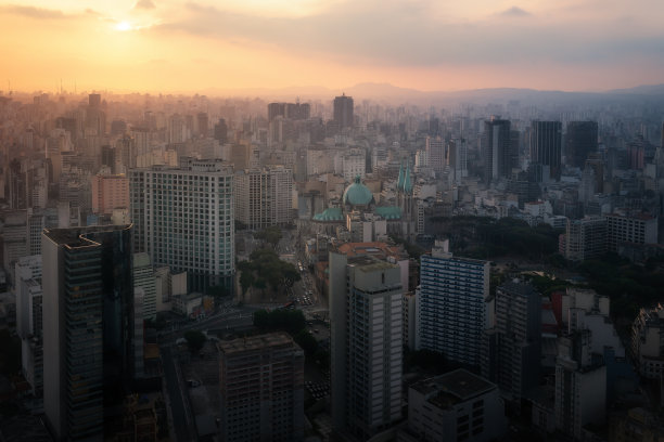 圣保罗大教堂和圣保罗历史城市中心的日落鸟瞰图-圣保罗，巴西图片下载