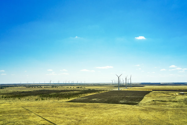 大草原上的风力发电厂映衬着一架无人机拍摄的蓝天图片下载
