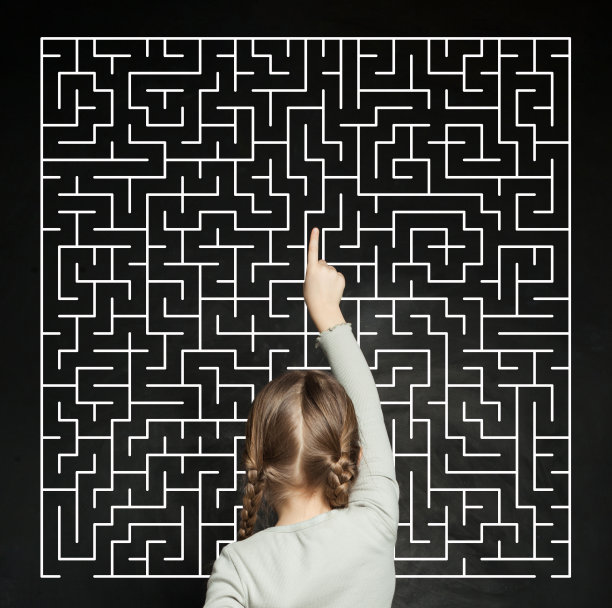 小女孩找到了走出迷宫的路图片下载