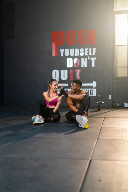 健身学员的两个朋友在健身课结束后坐在一起聊天图片下载