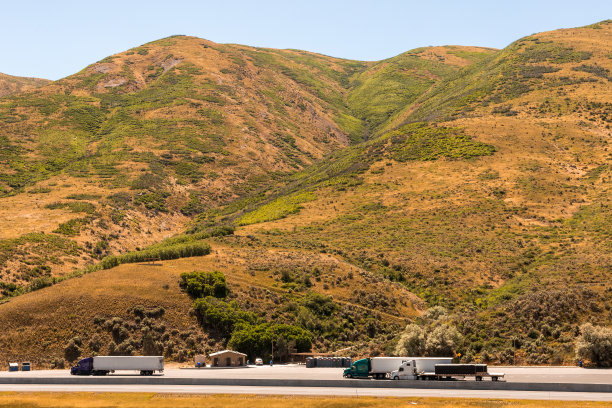 卡车停在山里图片下载