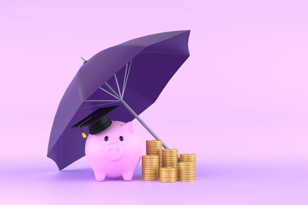 紫色雨伞下的储蓄罐和带硬币的毕业帽。图片下载