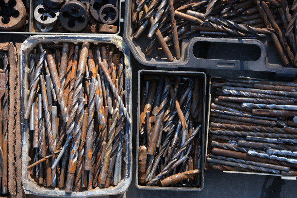 跳蚤市场上出售的用于装饰或收藏的大量生锈的旧金属和黄铜零件图片下载