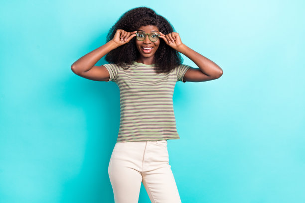 惊讶满意的人的肖像手臂触摸眼镜牙齿微笑孤立在生机勃勃的翡翠色背景图片下载