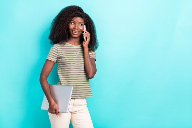 漂亮的积极女士的照片手握上网本说话交流电话的空白空间孤立在蓝绿色的背景图片下载
