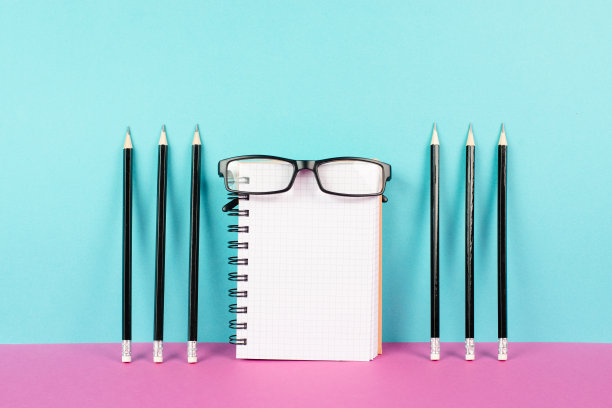 用一支铅笔和一副眼镜在粉色和蓝色的背景上空着笔记本，为新想法进行头脑风暴，写一条信息，休息一下，在家办公图片下载