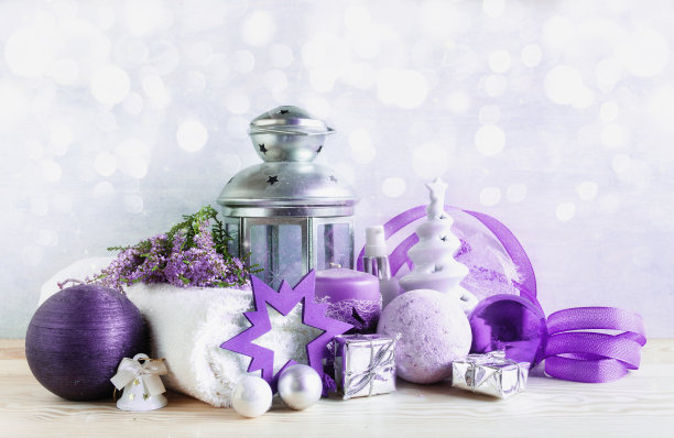 圣诞和新年水疗概念与石楠花，圣诞装饰，蜡烛和各种水疗卫生项目图片下载