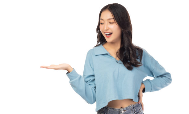 年轻的亚洲妇女持有拷贝空间想象在她的手掌上插入广告站在孤立的白色背景肖像快乐微笑的女孩持有拷贝空间在美丽的手掌与微笑的脸图片下载