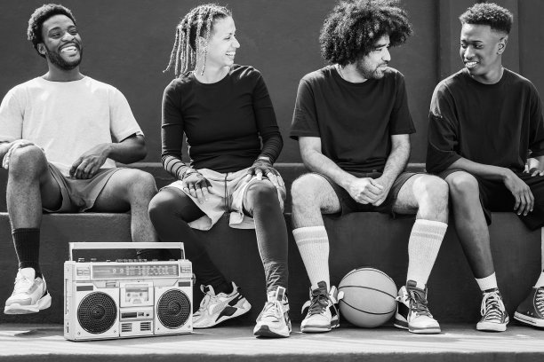 一群非洲年轻人在篮球赛后听着老式立体声音响在户外播放的音乐图片下载