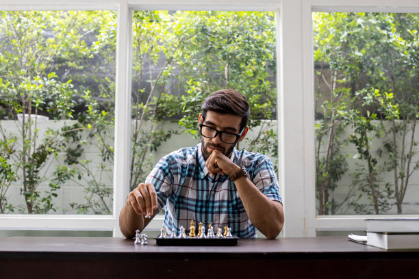 人发展棋艺，玩棋盘游戏。图片下载