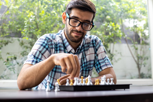 人发展棋艺，玩棋盘游戏。图片下载