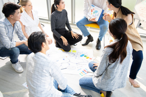 商务人士的头脑风暴小组工作。图片下载