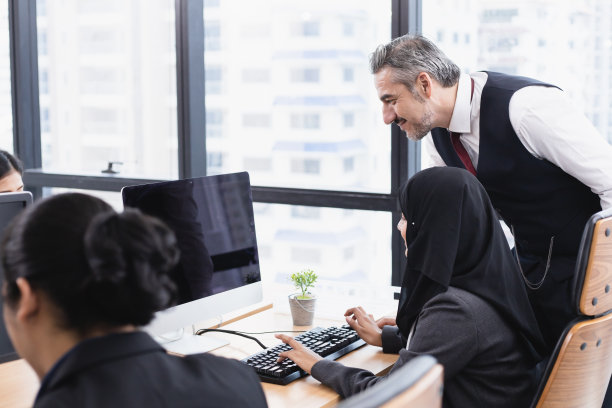 老板正在公司培训员工。图片下载