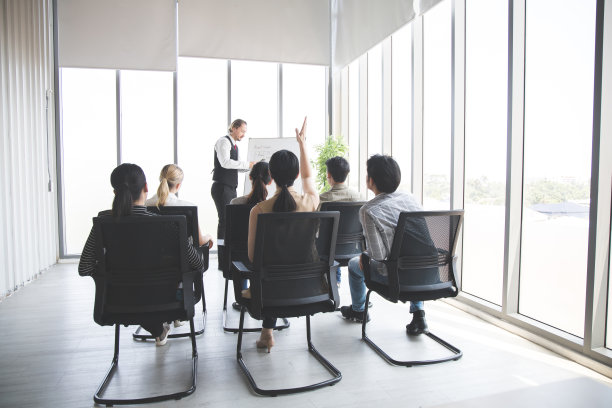 小组会议分析任务。图片下载