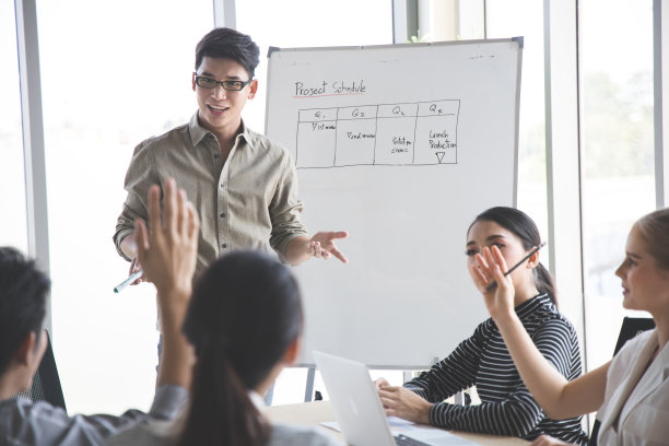 小组会议分析任务。图片下载