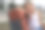 美丽的白人坐在公园长椅上。图片下载