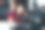 整理和编辑她的衣柜后被塑料袋包围的女人图片下载