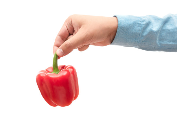 男人手里拿着红柿子椒，手里孤立在白底上。有机产品图片下载
