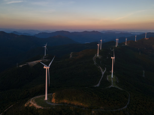 黄昏时分山顶上的风力发电机组鸟瞰图图片下载