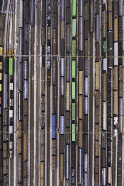 许多货运列车在一个大的火车站图片下载