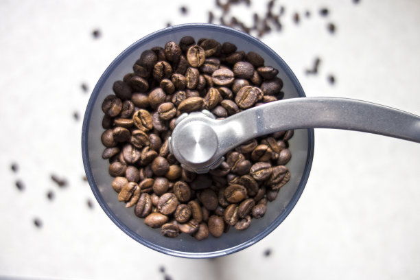 手工研磨咖啡豆图片下载