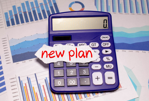 文本新计划在白纸记事本上与一杯咖啡和笔在光背景。经营理念。图片下载