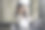 可爱的亚洲女人戴着耳机坐在家里听音乐，开心地享受着听音乐的乐趣。图片下载