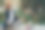 冷静的红发女性放松冥想，同时在户外笔记本电脑上远程工作图片下载