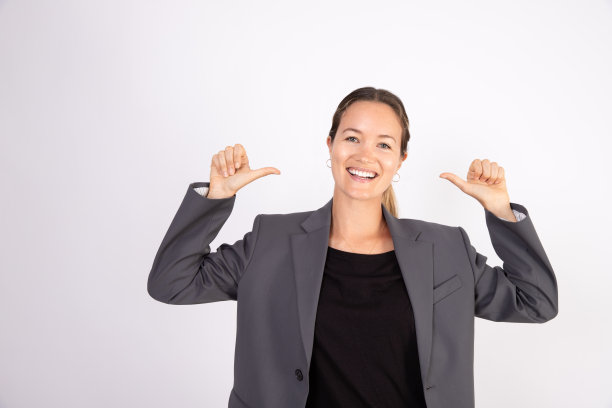 成功的年轻女商人指着自己的肖像图片下载