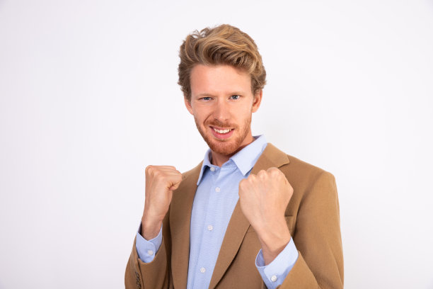自信的年轻商人做出胜利者姿态的画像图片下载