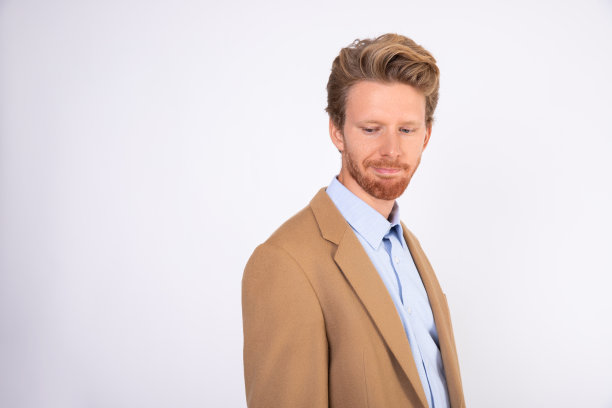 年轻商人的肖像微笑着向下看图片下载