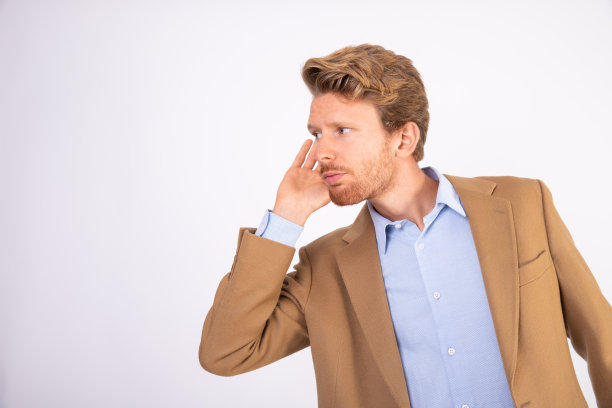 细心的年轻商人用手捂着耳朵的肖像图片下载