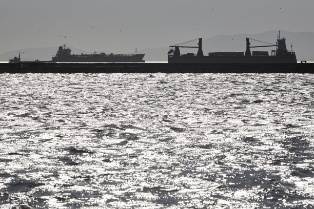 爱琴海日落时的货船。Esmirna、土耳其图片下载