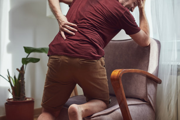 在家治疗腰酸背痛和椎间盘突出的患者。图片下载