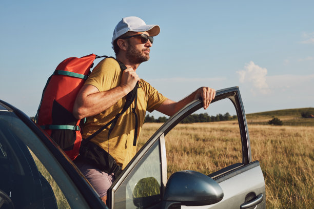 男人在大自然中露营和徒步旅行，在户外拆行李，娱乐和爱好。图片下载