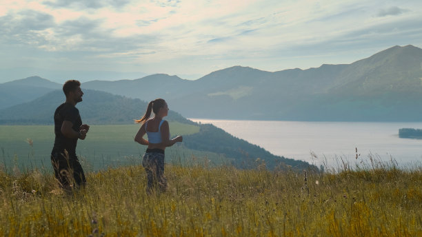 这对男女在美丽的河边慢跑图片下载
