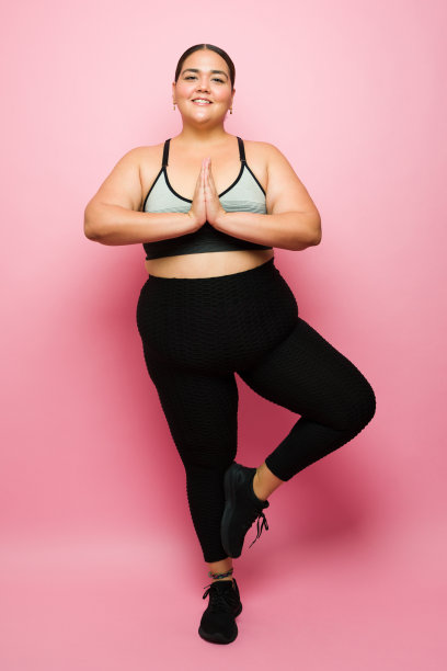 积极的加码女性锻炼与瑜伽锻炼图片下载