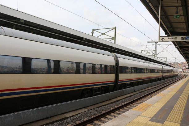 火车站有高速列车。现代城际客运列车。商业运输图片下载