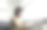 戴着眼镜和口罩的女人，在图书馆窗口边用笔记本电脑搜索资料图片下载