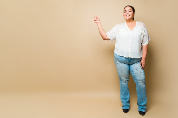 超重快乐的女人指着拷贝空间图片下载