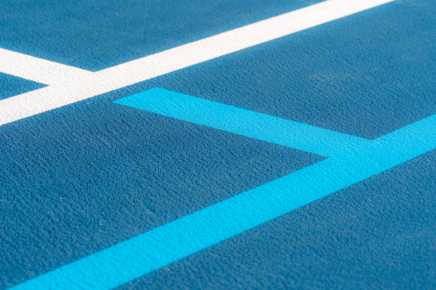 特写照片的蓝色网球场与皮克球线。图片下载