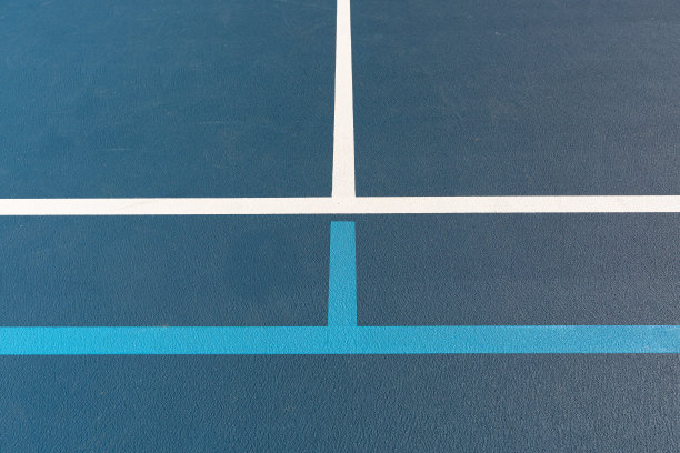 特写照片的蓝色网球场与皮克球线。图片下载