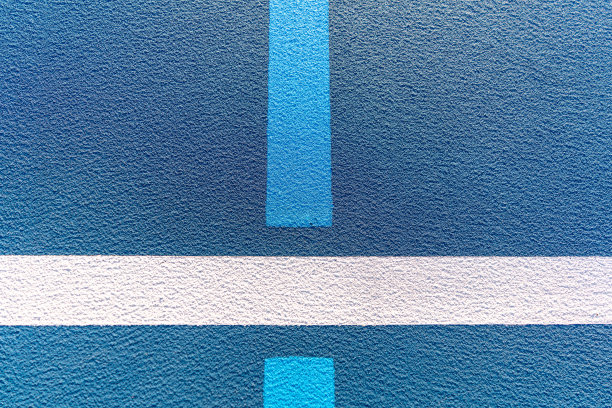 特写照片的蓝色网球场与皮克球线。图片下载