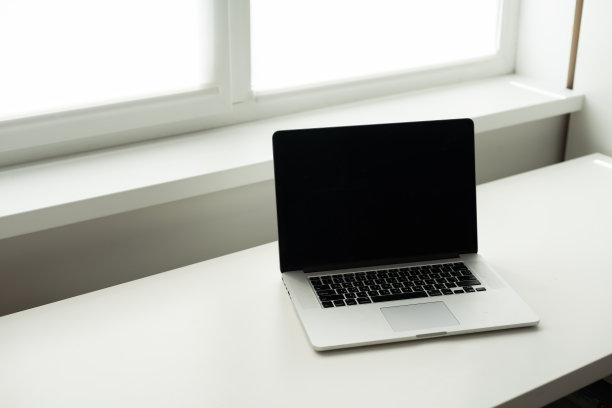 白色办公桌上的电脑笔记本电脑的最小工作场所的水平照片。图片下载