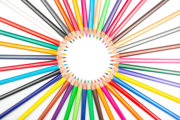 彩色铅笔。一套用于在白色背景上绘画的彩色铅笔。绘画的艺术创造力图片下载