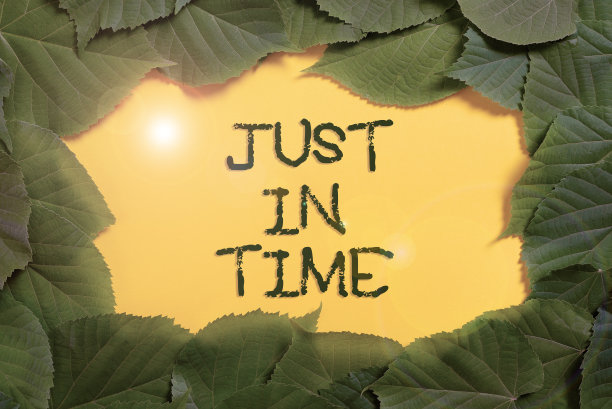 手写标志及时。在规定的时间准时到达守时责任重要信息写在一大堆树叶下面的纸上。图片下载